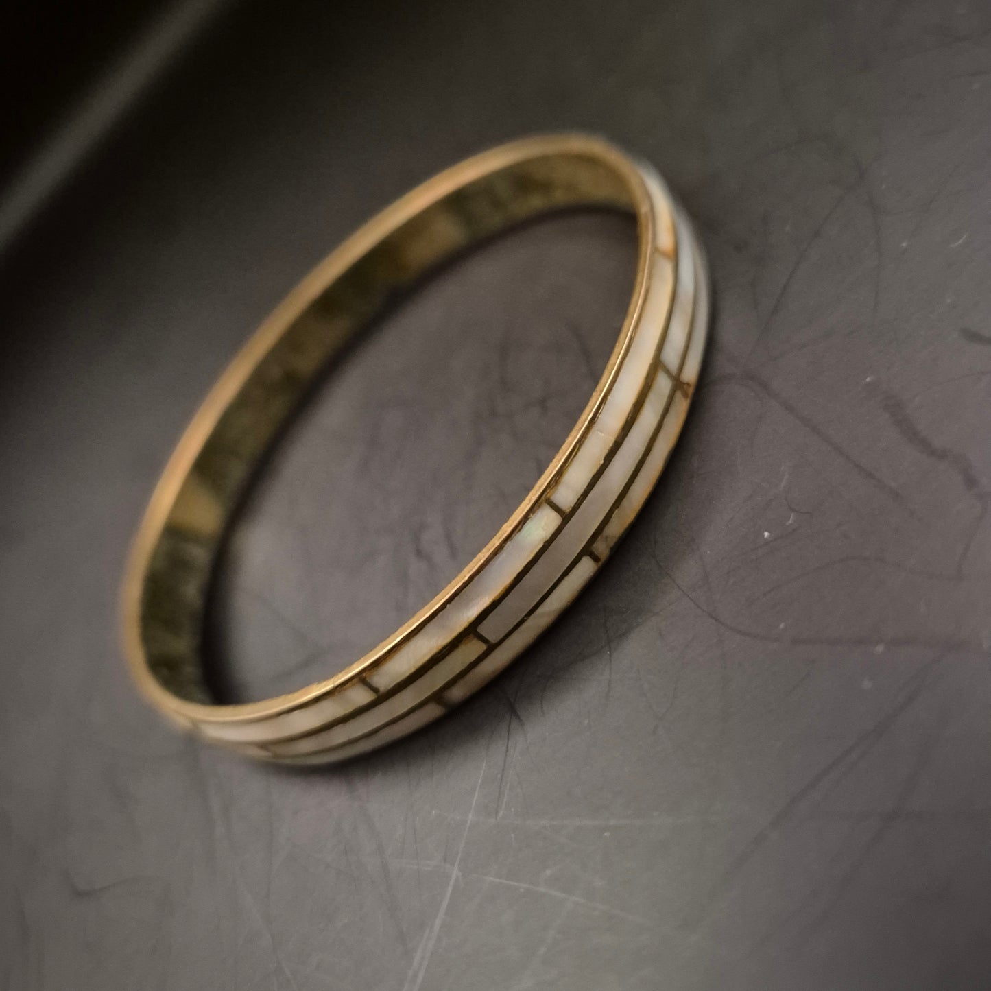 Edler Damen Armreif mit Perlmutt-Inlay – Goldfarbenes Vintage Design