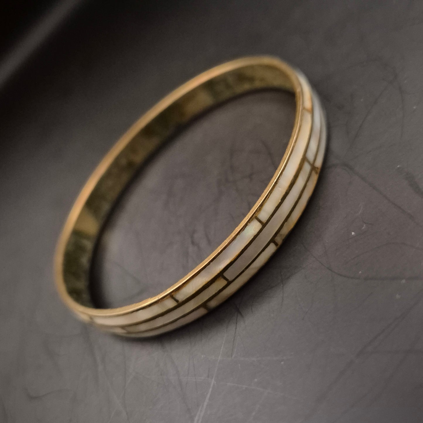 Edler Damen Armreif mit Perlmutt-Inlay – Goldfarbenes Vintage Design