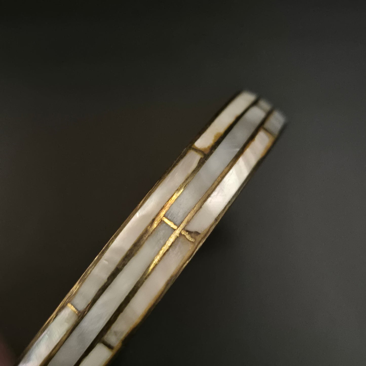 Edler Damen Armreif mit Perlmutt-Inlay – Goldfarbenes Vintage Design