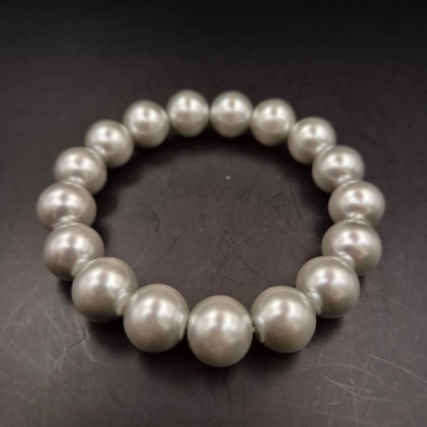 Edles Damen Armband mit grauen Perlen – Klassischer Glanz & Elastisch