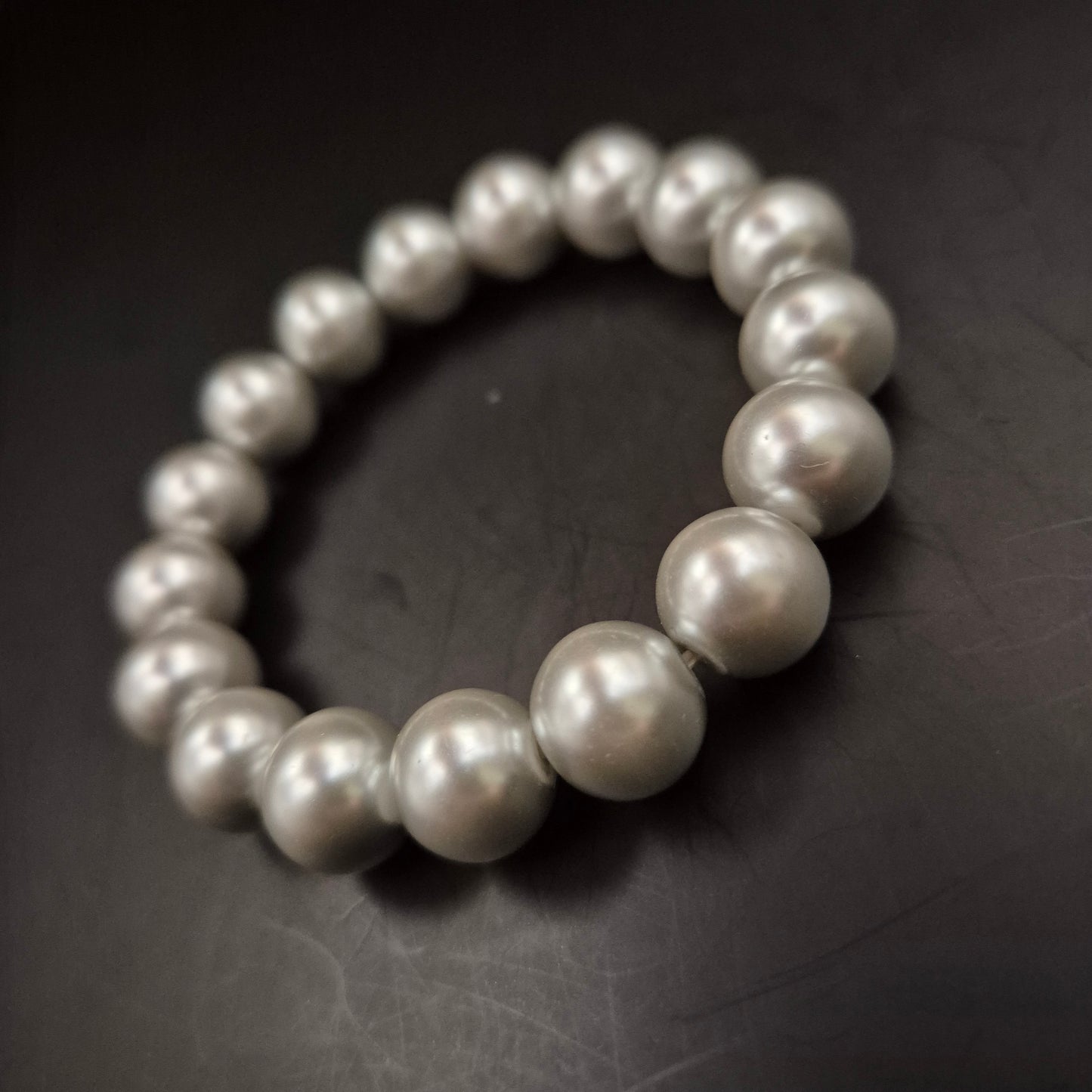 Edles Damen Armband mit grauen Perlen – Klassischer Glanz & Elastisch