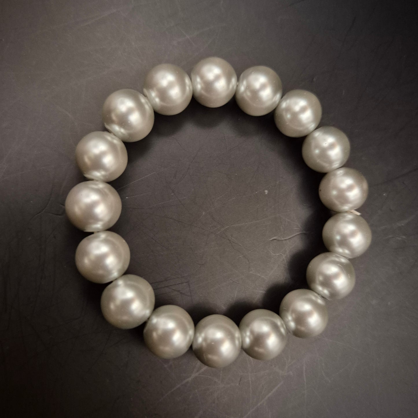 Edles Damen Armband mit grauen Perlen – Klassischer Glanz & Elastisch