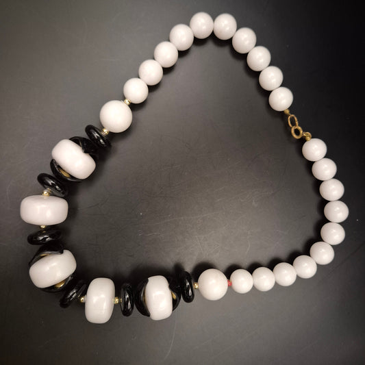 Markante Damen Kette – Schwarz-Weißes Perlen-Design im Vintage-Stil