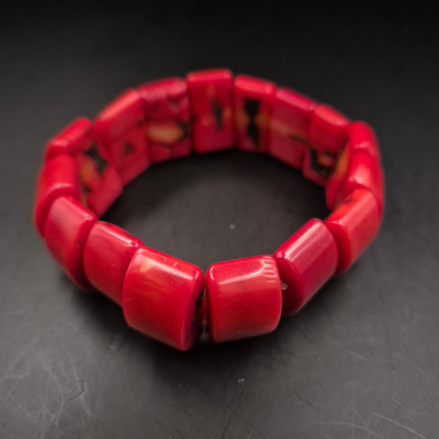 Farbenfrohes Damen Armband – Rote Stein-Optik im modernen Block-Design