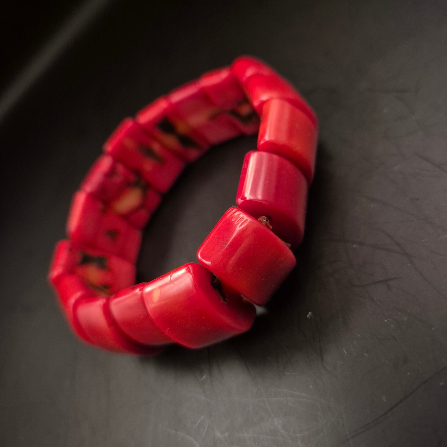 Farbenfrohes Damen Armband – Rote Stein-Optik im modernen Block-Design
