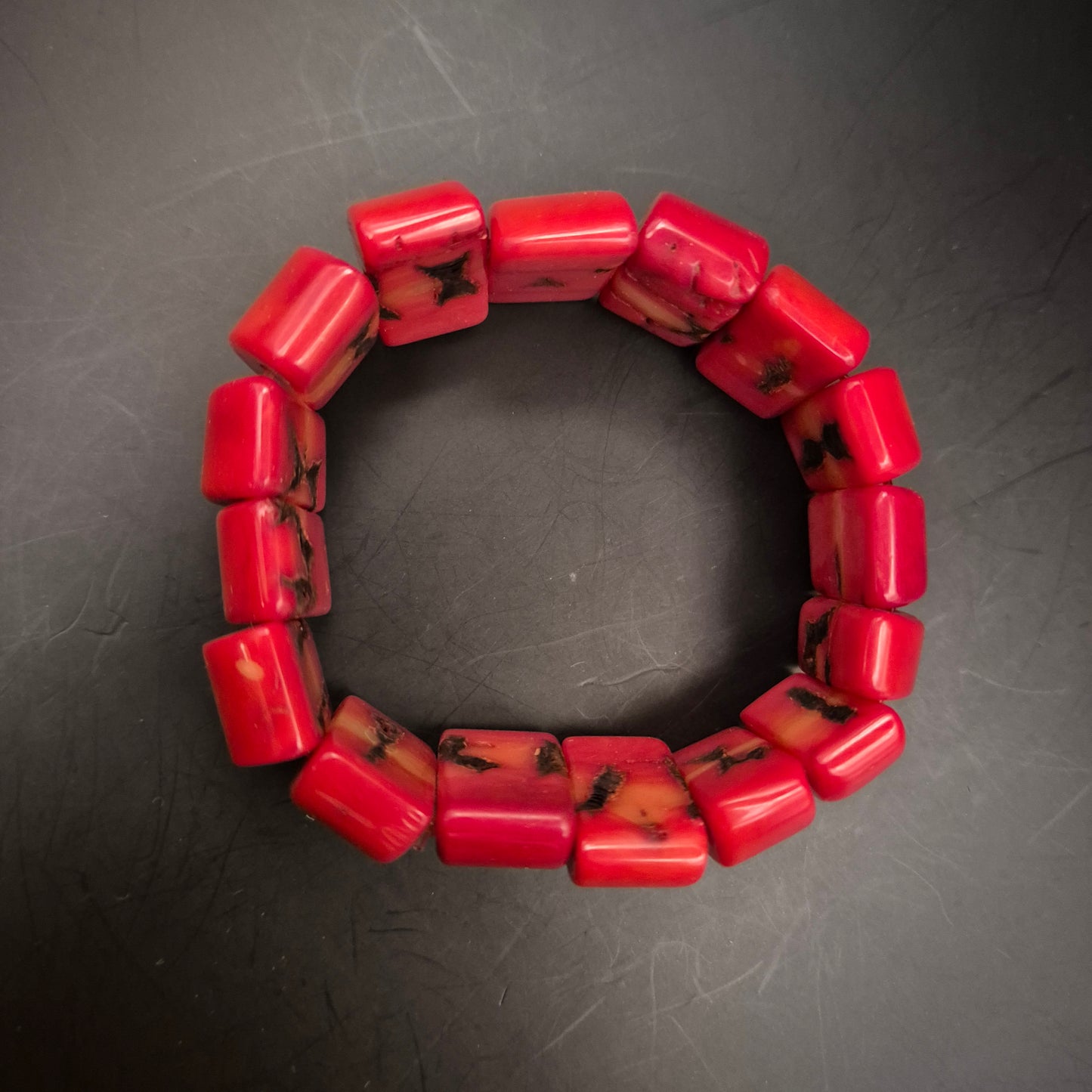 Farbenfrohes Damen Armband – Rote Stein-Optik im modernen Block-Design