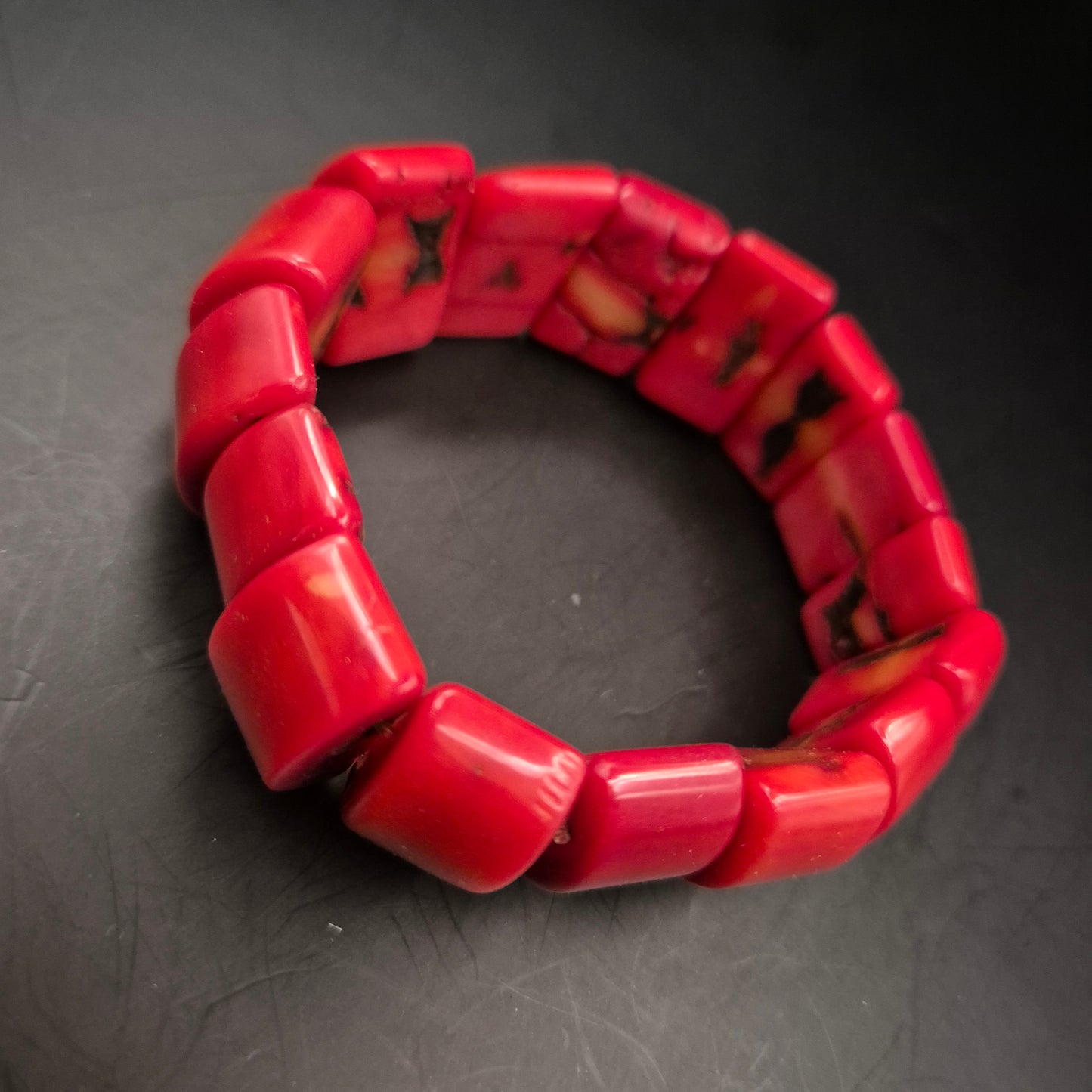 Farbenfrohes Damen Armband – Rote Stein-Optik im modernen Block-Design
