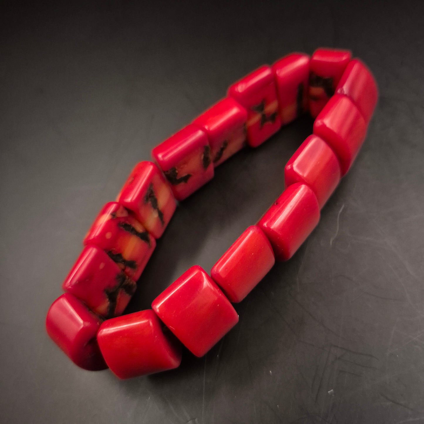 Farbenfrohes Damen Armband – Rote Stein-Optik im modernen Block-Design
