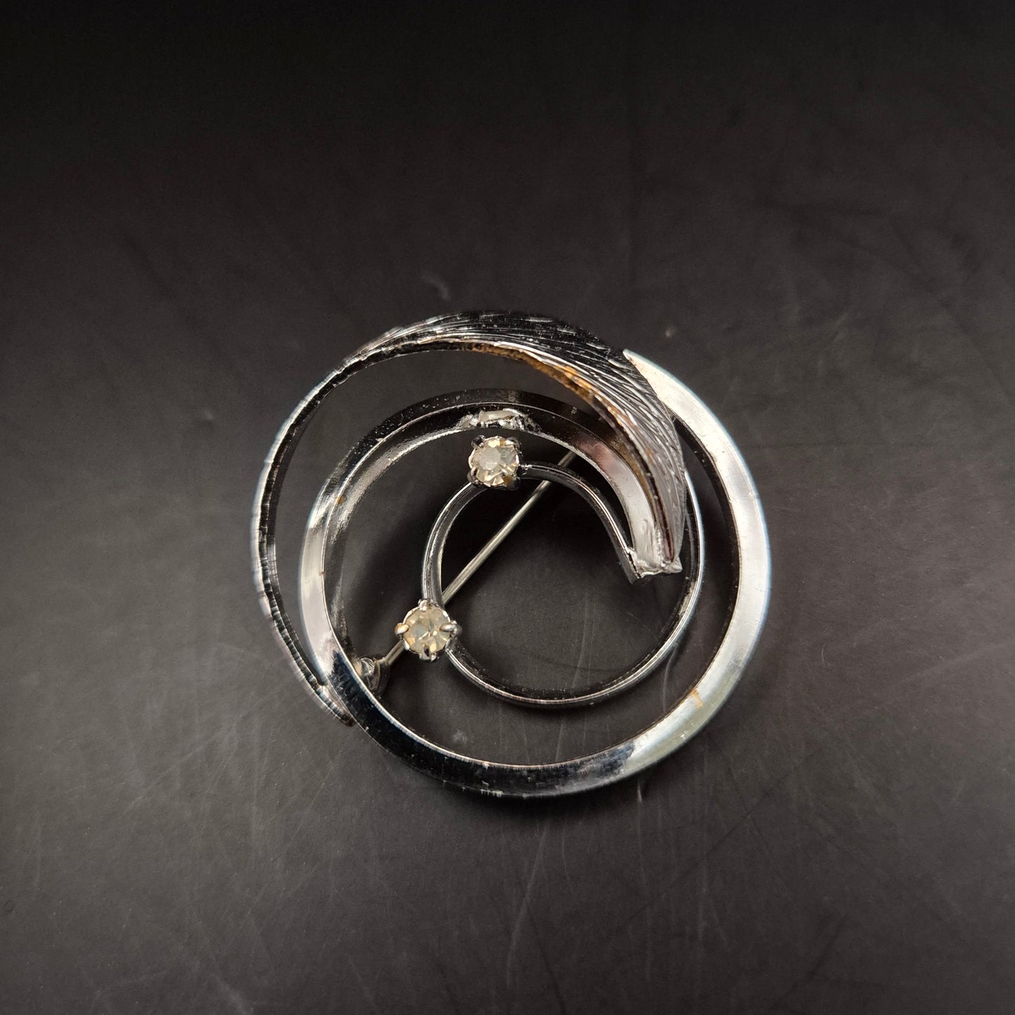 Silberfarbene Brosche im Spiral-Design – Eleganter Vintage-Schmuck mit Stein