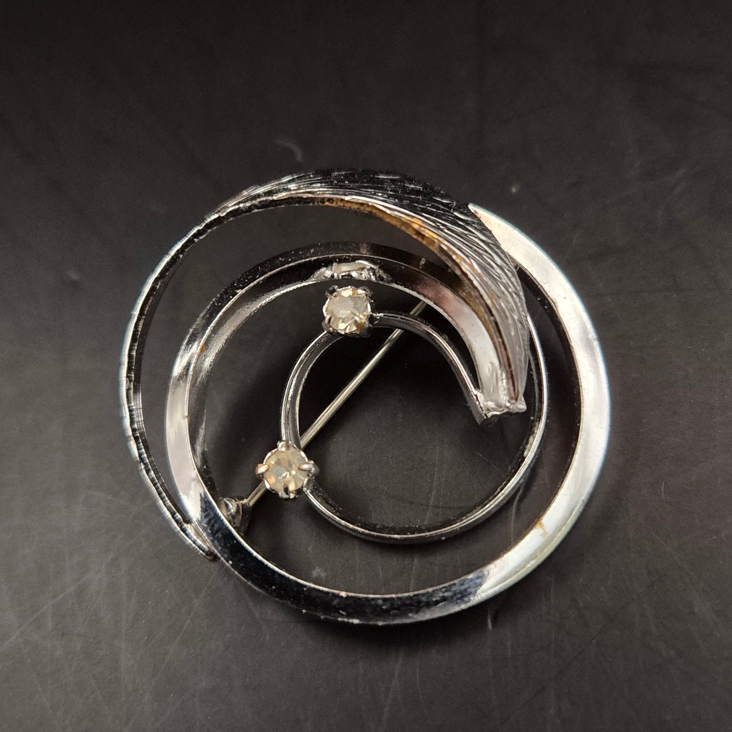Silberfarbene Brosche im Spiral-Design – Eleganter Vintage-Schmuck mit Stein
