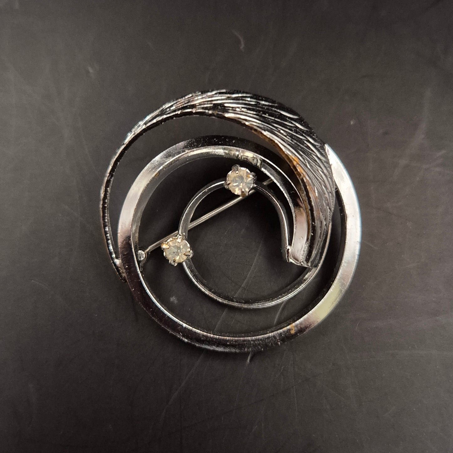 Silberfarbene Brosche im Spiral-Design – Eleganter Vintage-Schmuck mit Stein
