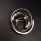 Silberfarbene Brosche im Spiral-Design – Eleganter Vintage-Schmuck mit Stein