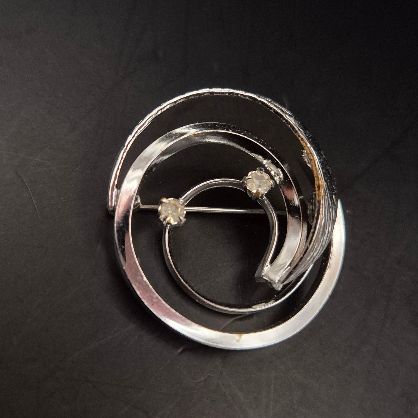 Silberfarbene Brosche im Spiral-Design – Eleganter Vintage-Schmuck mit Stein