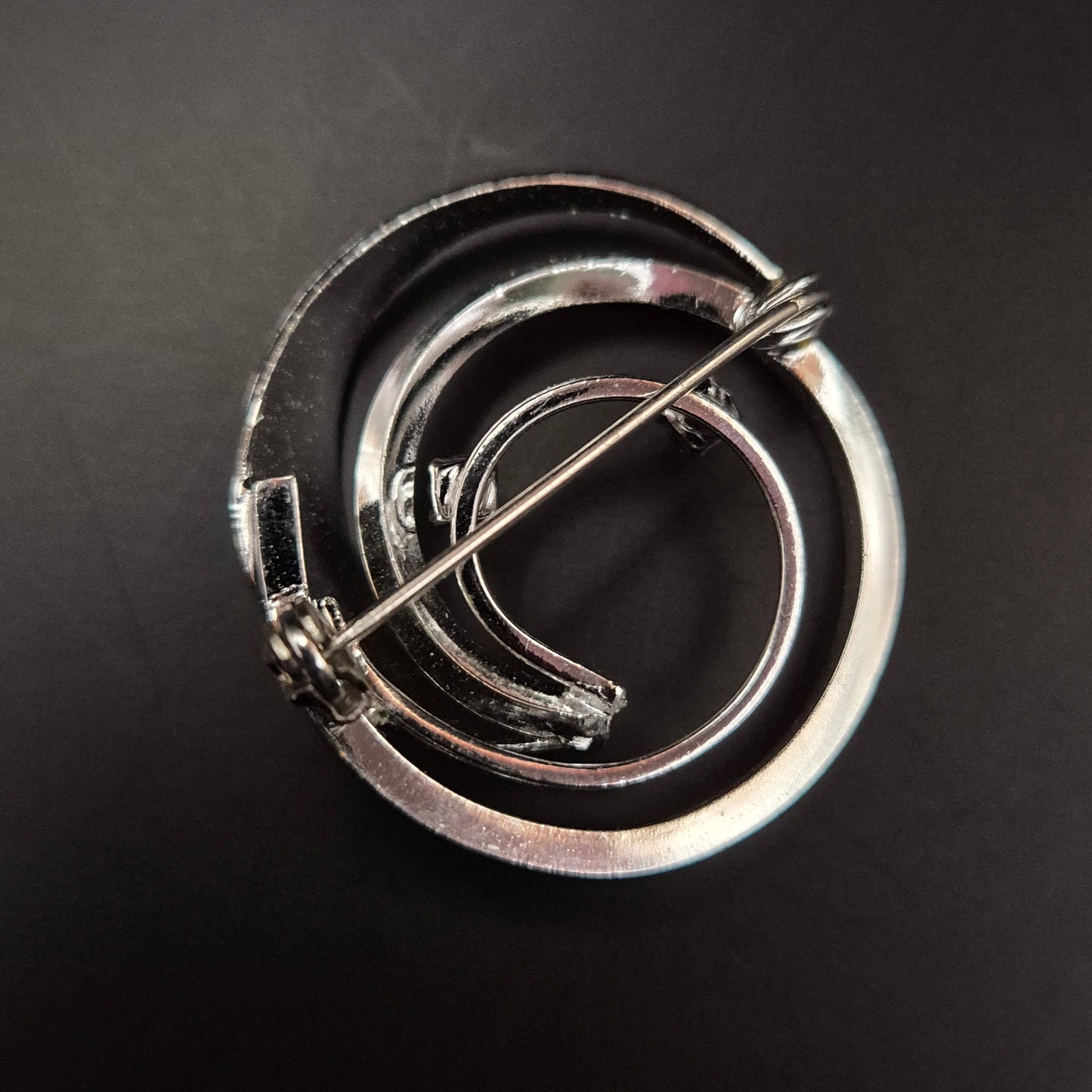 Silberfarbene Brosche im Spiral-Design – Eleganter Vintage-Schmuck mit Stein