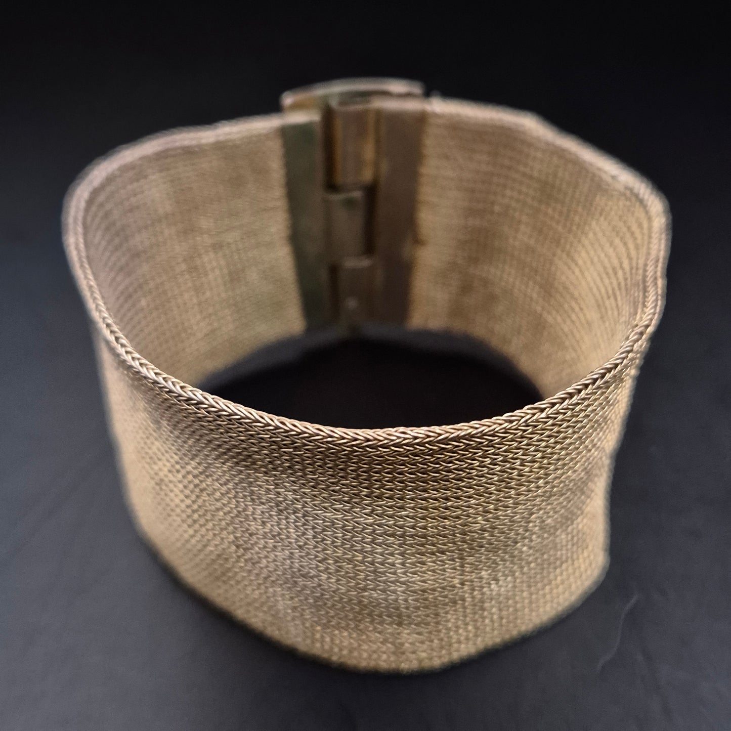 Breites Vintage Damen Armband in Mesh-Optik – Goldfarbenes Statement