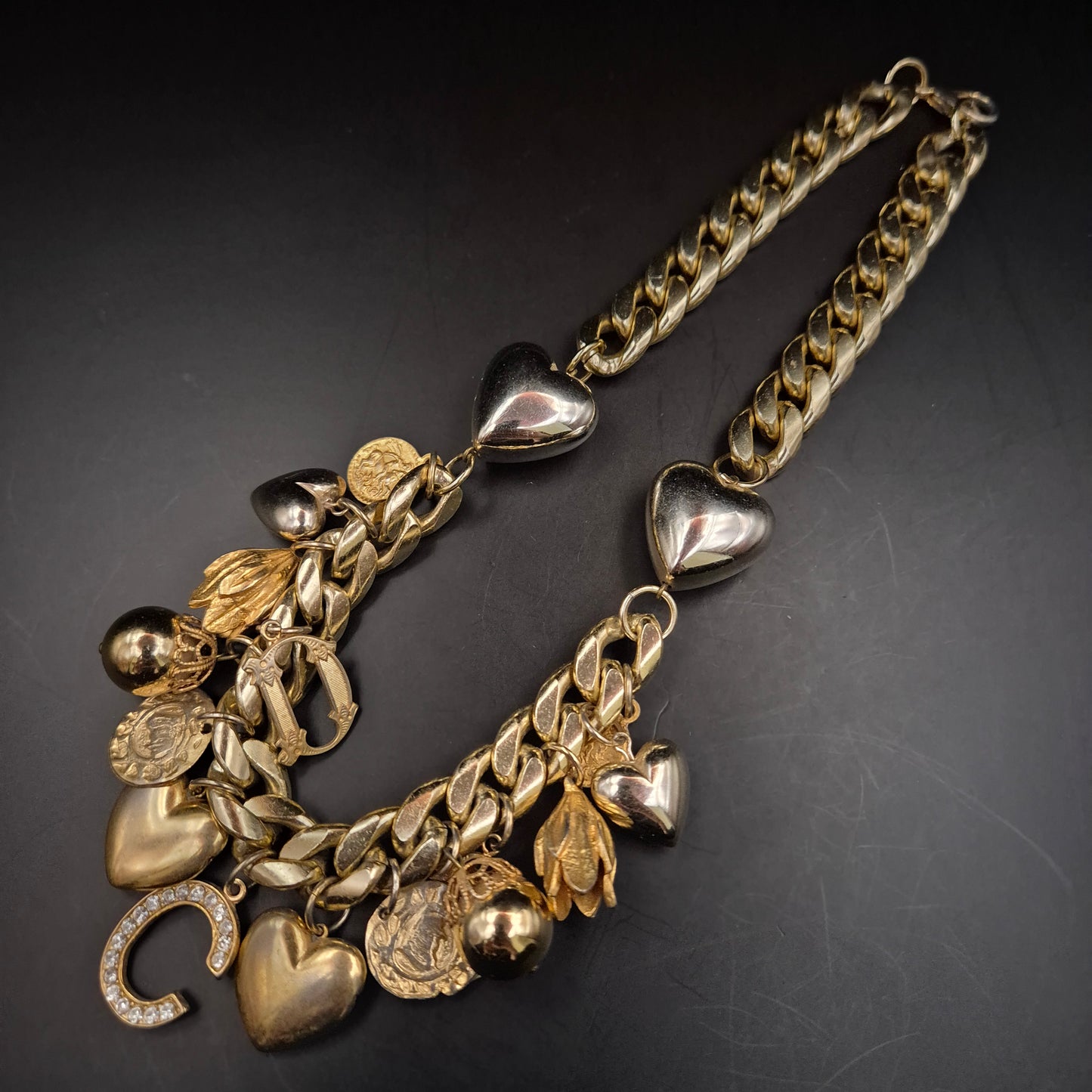Prunkvolle Statement Damen Kette – Goldene Gliederkette mit Herz-Anhängern