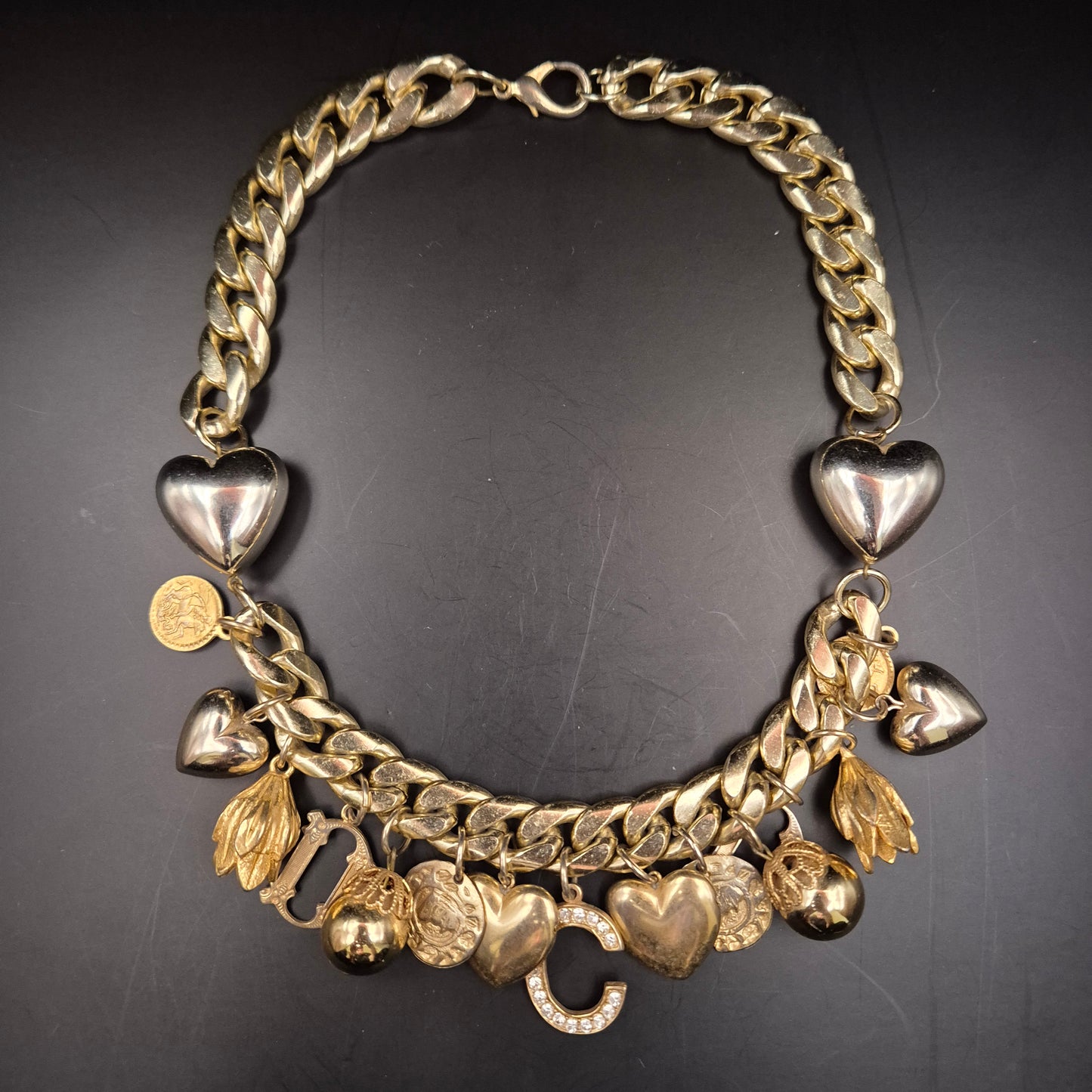 Prunkvolle Statement Damen Kette – Goldene Gliederkette mit Herz-Anhängern