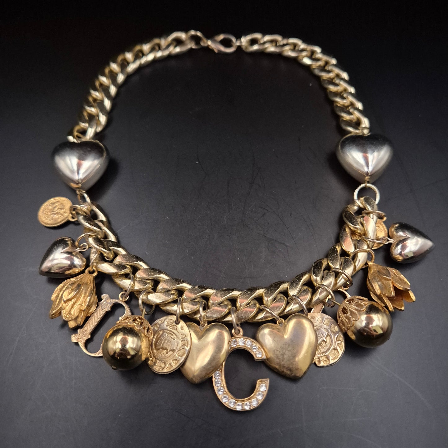 Prunkvolle Statement Damen Kette – Goldene Gliederkette mit Herz-Anhängern