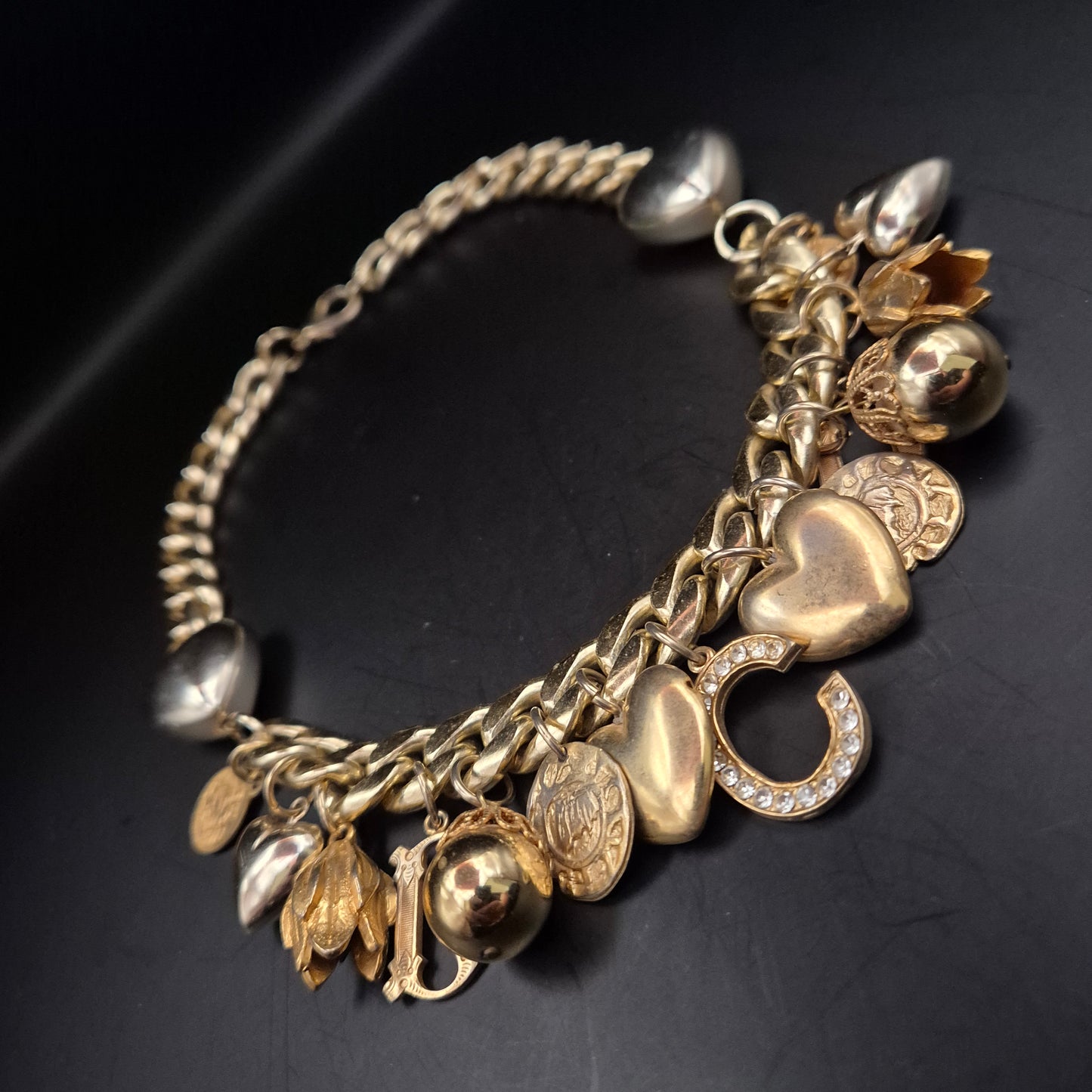 Prunkvolle Statement Damen Kette – Goldene Gliederkette mit Herz-Anhängern