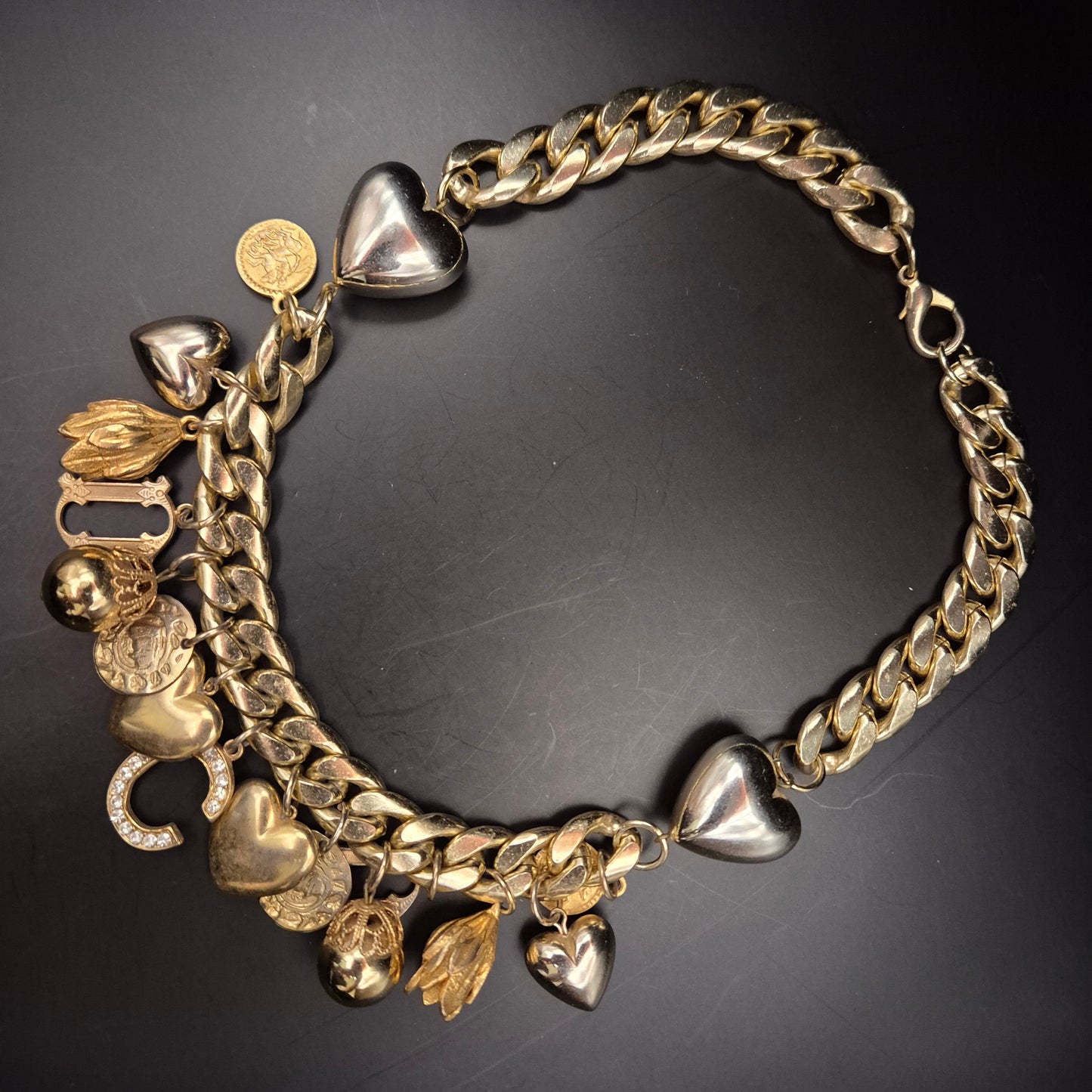 Prunkvolle Statement Damen Kette – Goldene Gliederkette mit Herz-Anhängern