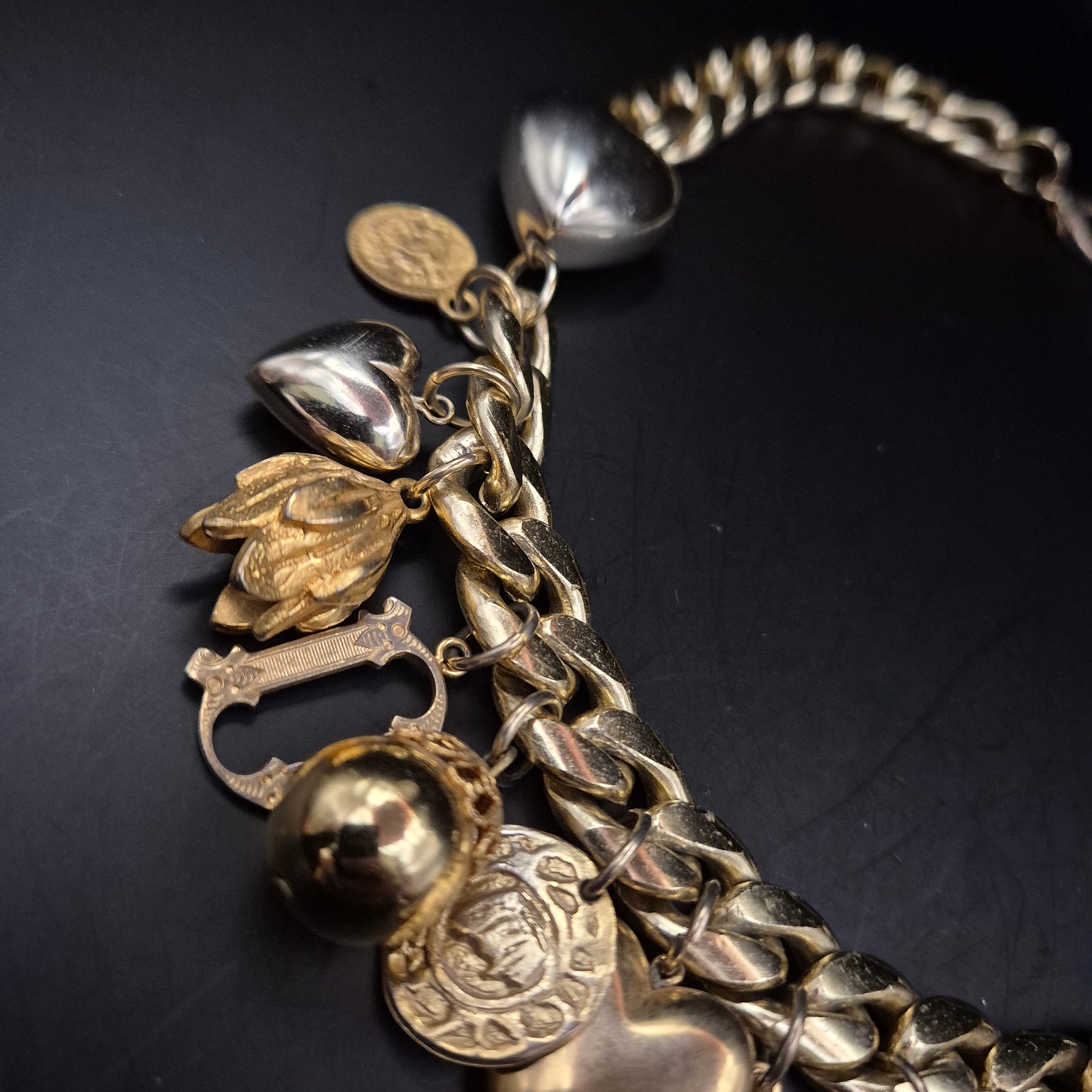 Prunkvolle Statement Damen Kette – Goldene Gliederkette mit Herz-Anhängern