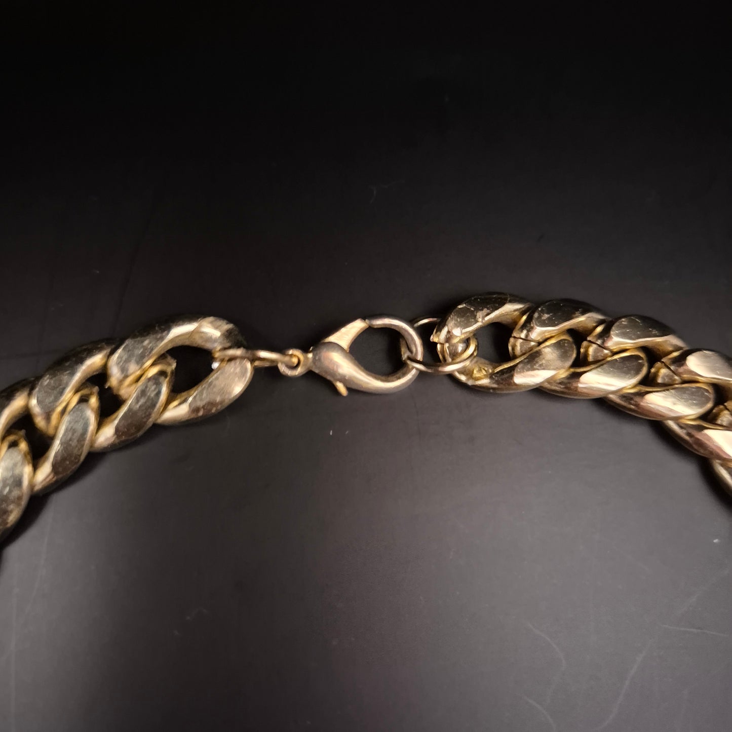 Prunkvolle Statement Damen Kette – Goldene Gliederkette mit Herz-Anhängern