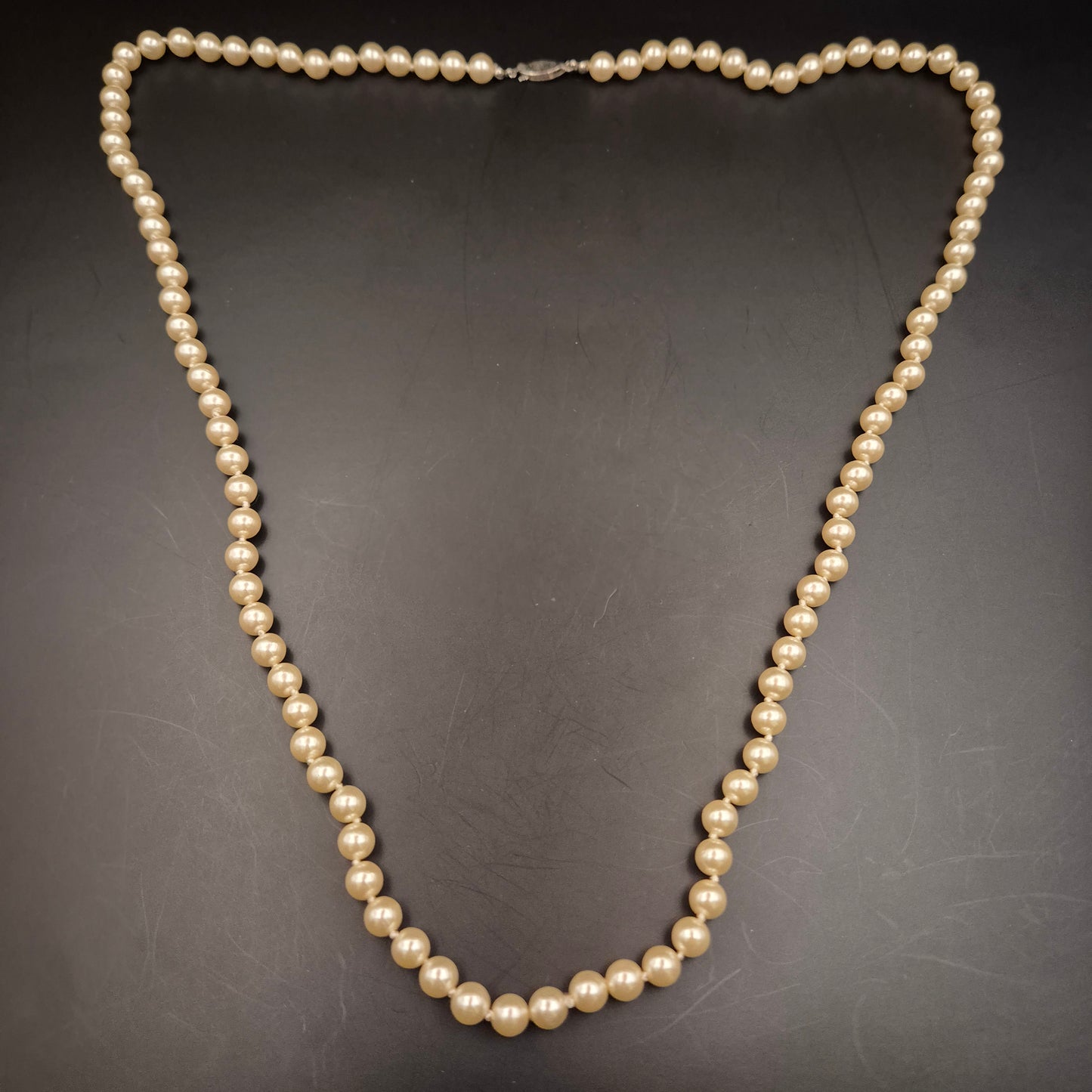 Klassische Perlen Damen Kette – Zeitlose Eleganz mit ornamentalem Verschluss