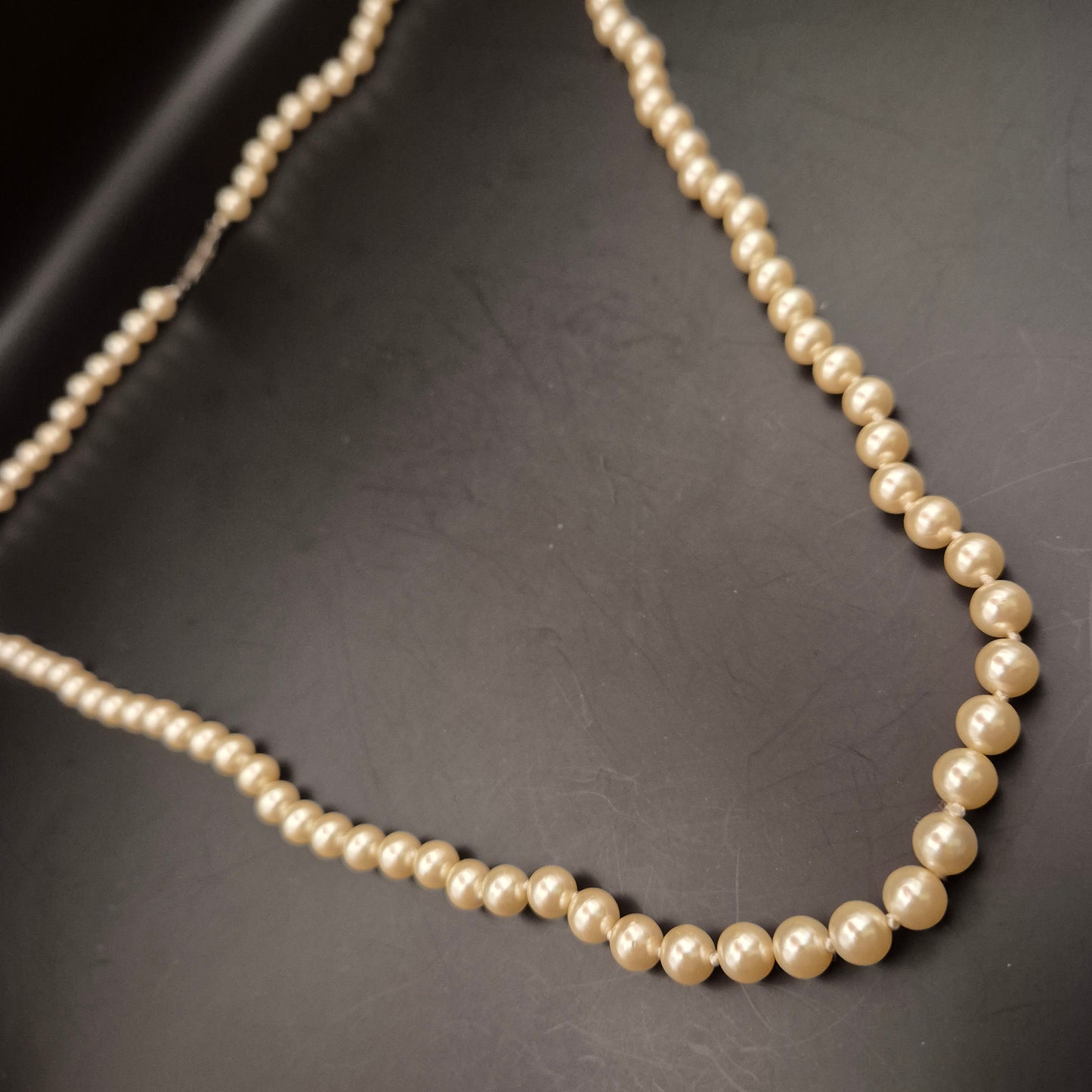 Klassische Perlen Damen Kette – Zeitlose Eleganz mit ornamentalem Verschluss