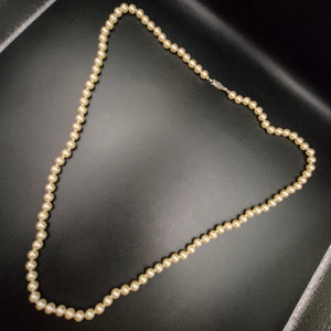 Klassische Perlen Damen Kette – Zeitlose Eleganz mit ornamentalem Verschluss