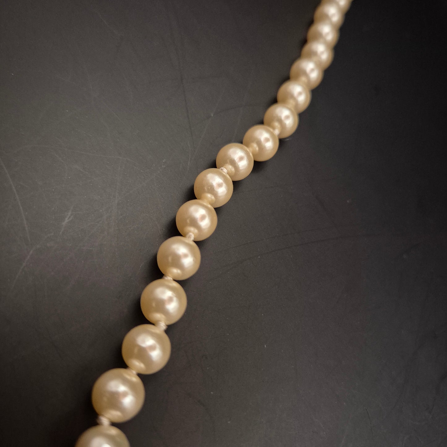 Klassische Perlen Damen Kette – Zeitlose Eleganz mit ornamentalem Verschluss