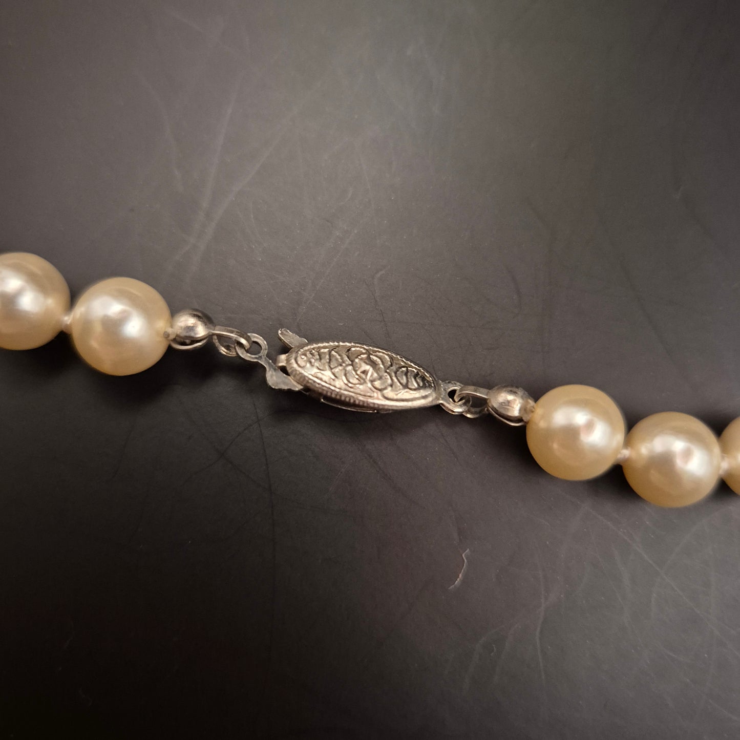 Klassische Perlen Damen Kette – Zeitlose Eleganz mit ornamentalem Verschluss