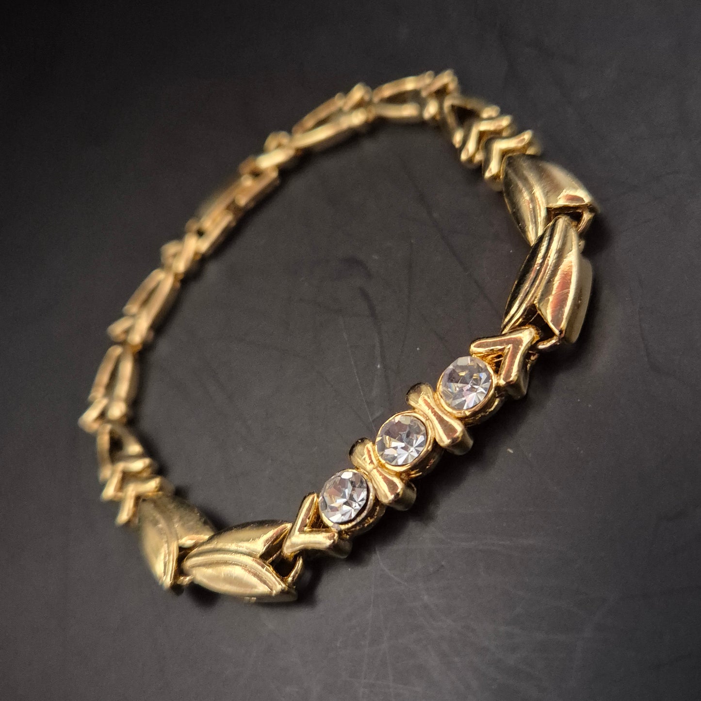 Elegantes Damen Armband in Goldoptik – Luxuriöses Design mit Kristallbesatz