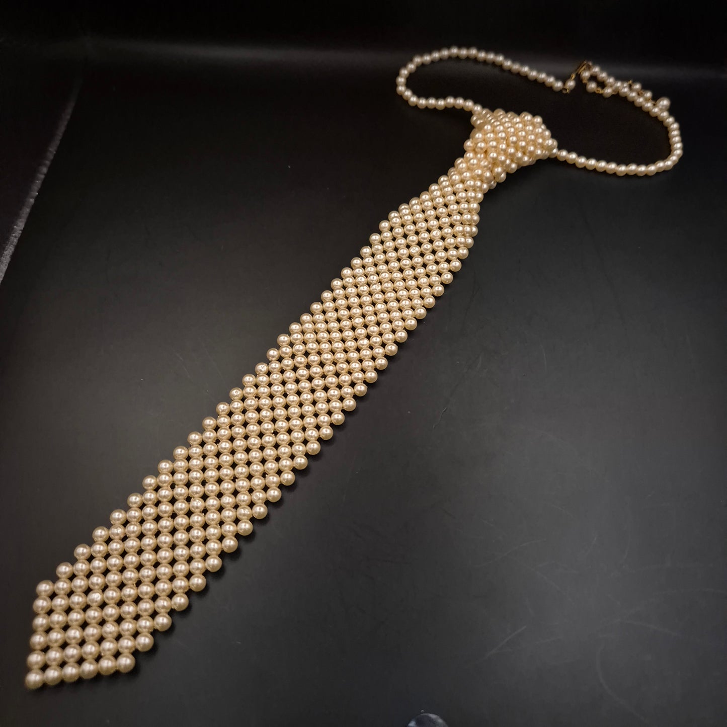 Extravagante Perlen Damen Kette – Einzigartiges Design im Krawatten-Look