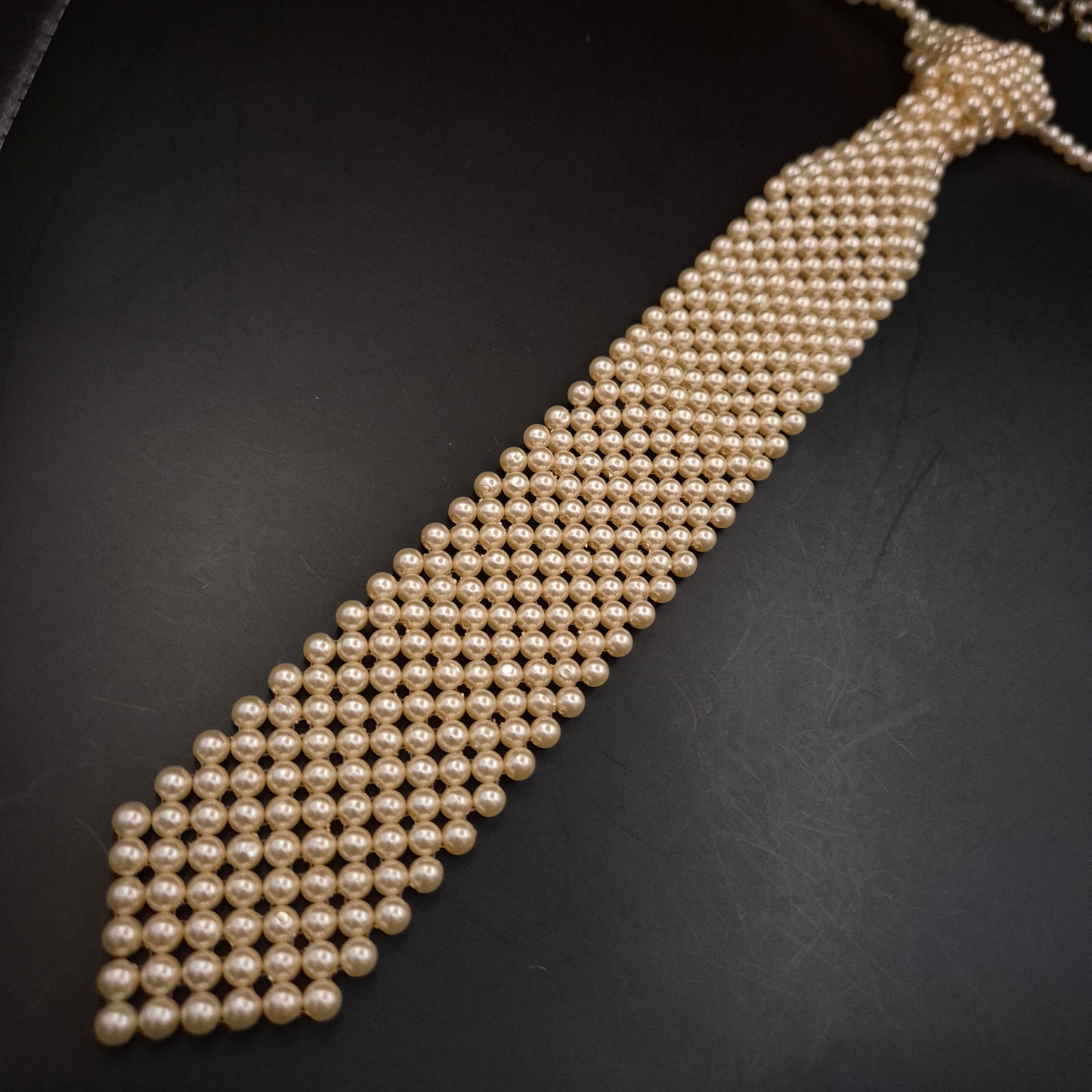 Extravagante Perlen Damen Kette – Einzigartiges Design im Krawatten-Look
