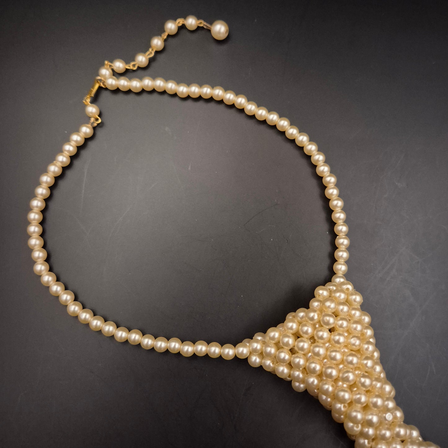 Extravagante Perlen Damen Kette – Einzigartiges Design im Krawatten-Look
