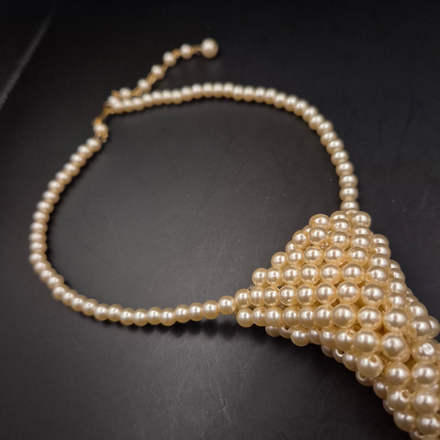 Extravagante Perlen Damen Kette – Einzigartiges Design im Krawatten-Look