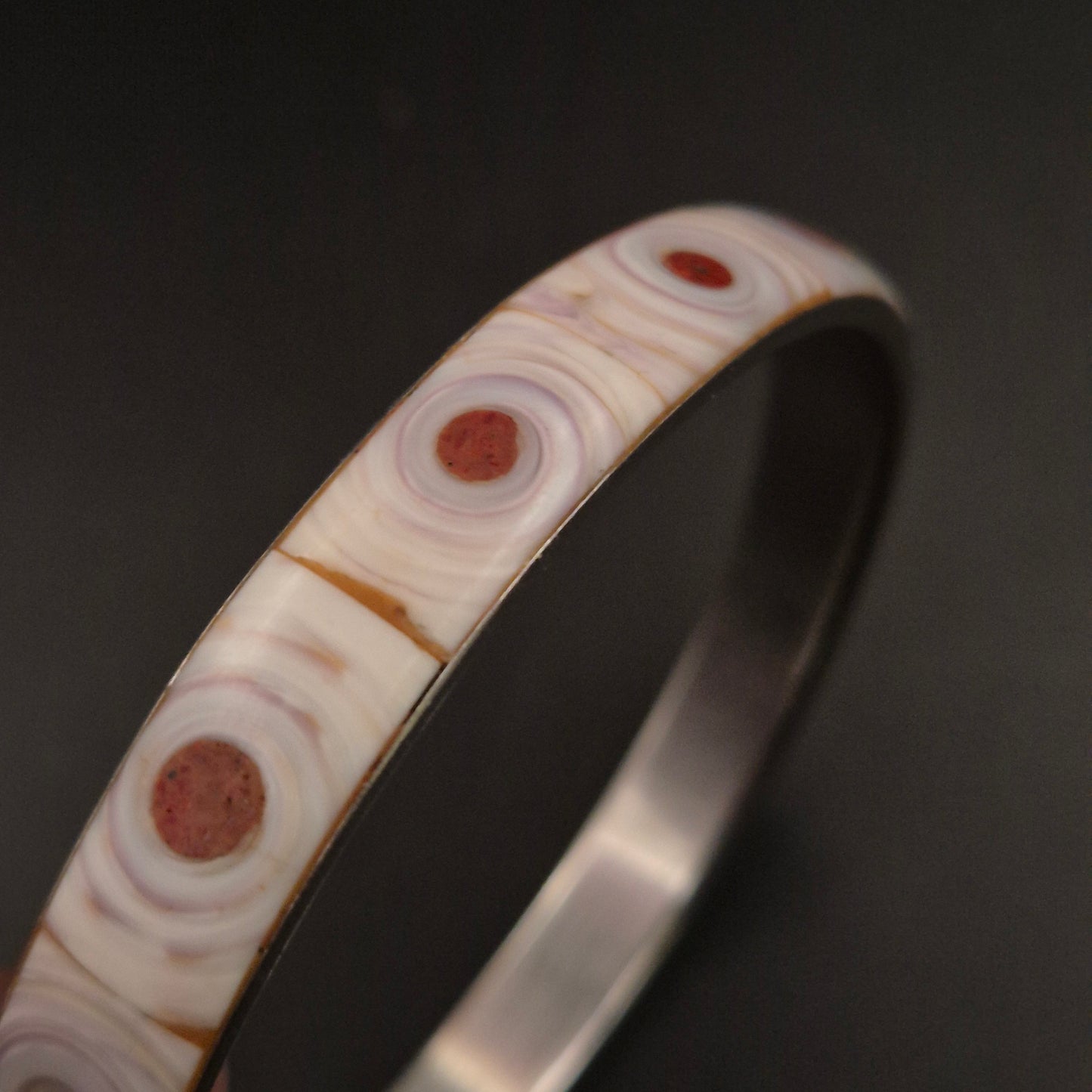 Moderner Edelstahl Armreif mit Naturstein Inlays – Einzigartiger Look