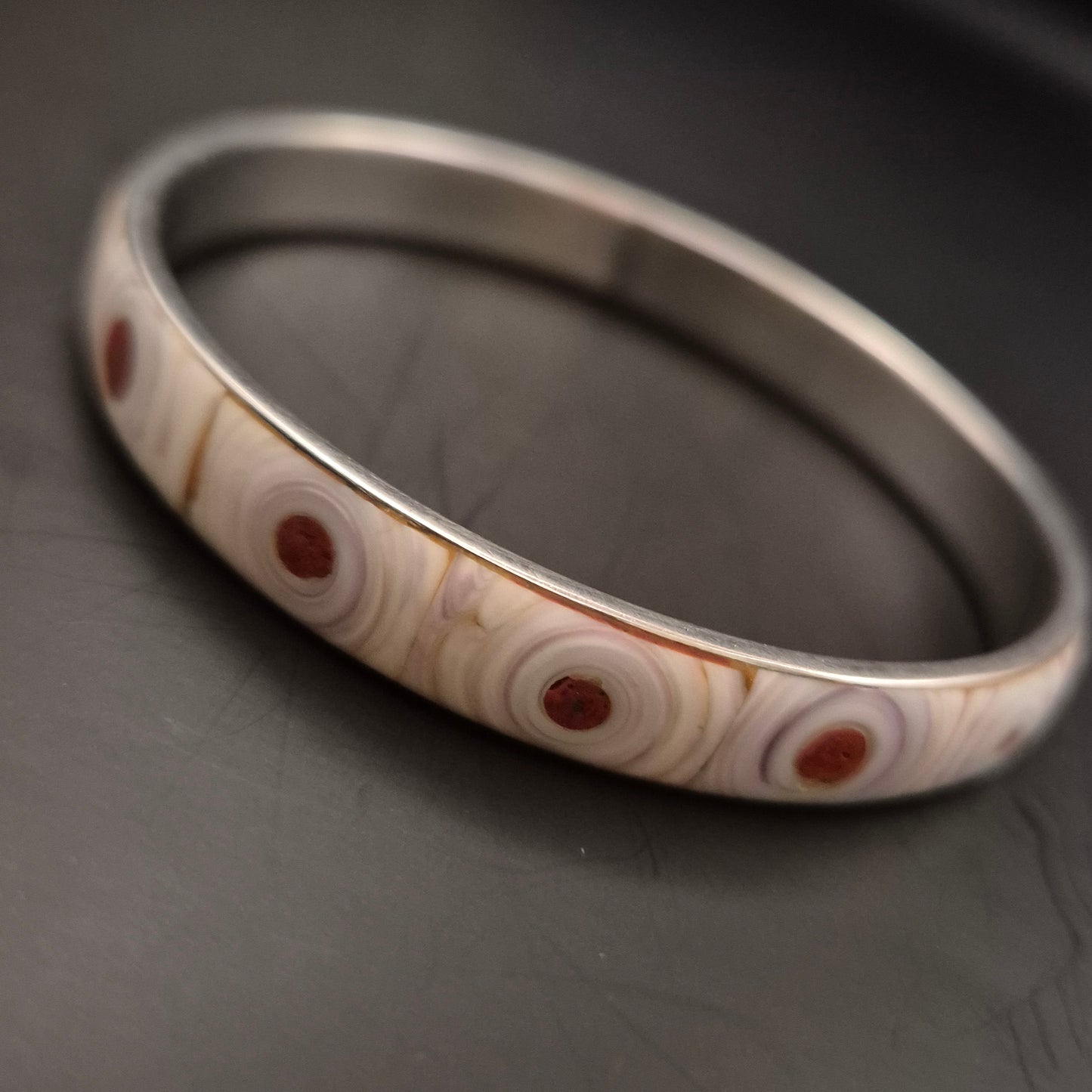 Moderner Edelstahl Armreif mit Naturstein Inlays – Einzigartiger Look