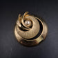 Elegante Goldfarbene Brosche mit Perle – Klassisches Spiral-Design
