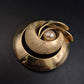 Elegante Goldfarbene Brosche mit Perle – Klassisches Spiral-Design