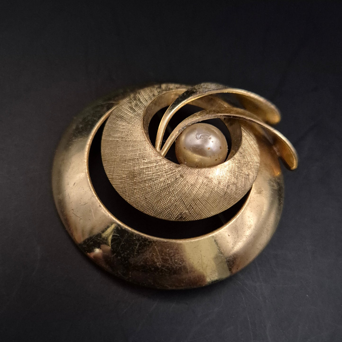 Elegante Goldfarbene Brosche mit Perle – Klassisches Spiral-Design