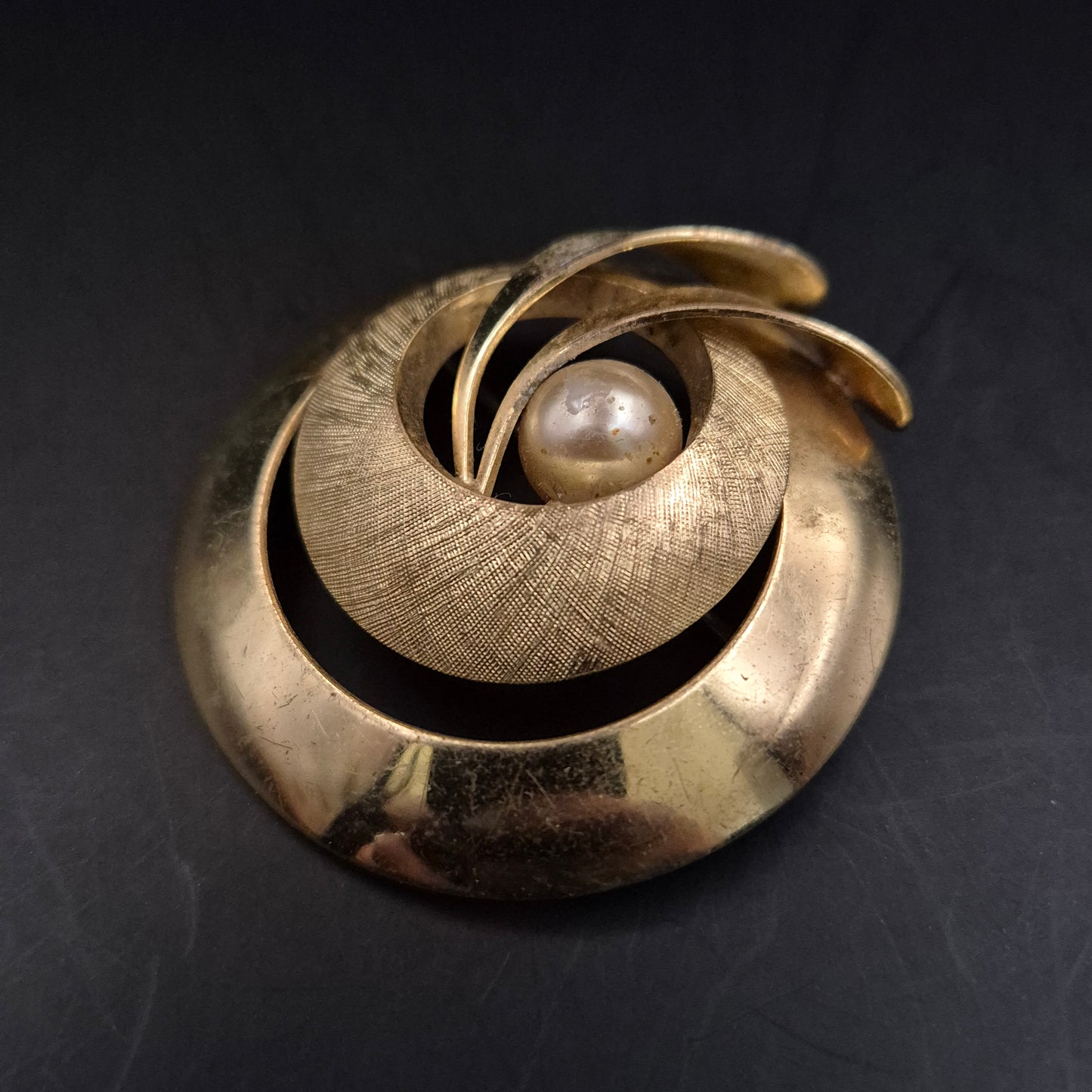 Elegante Goldfarbene Brosche mit Perle – Klassisches Spiral-Design