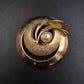 Elegante Goldfarbene Brosche mit Perle – Klassisches Spiral-Design