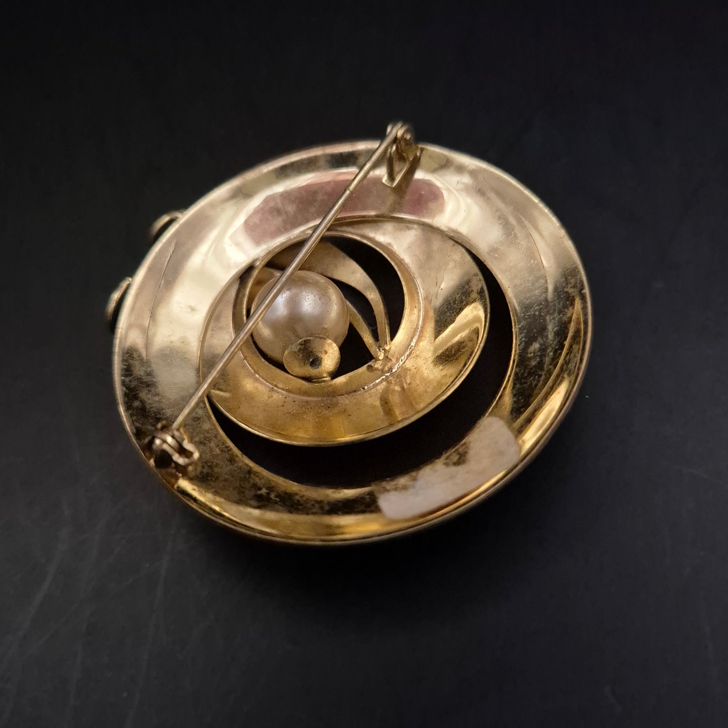 Elegante Goldfarbene Brosche mit Perle – Klassisches Spiral-Design