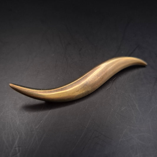 Elegante Brosche in geschwungener Wellenform – Goldfarbenes Vintage Design