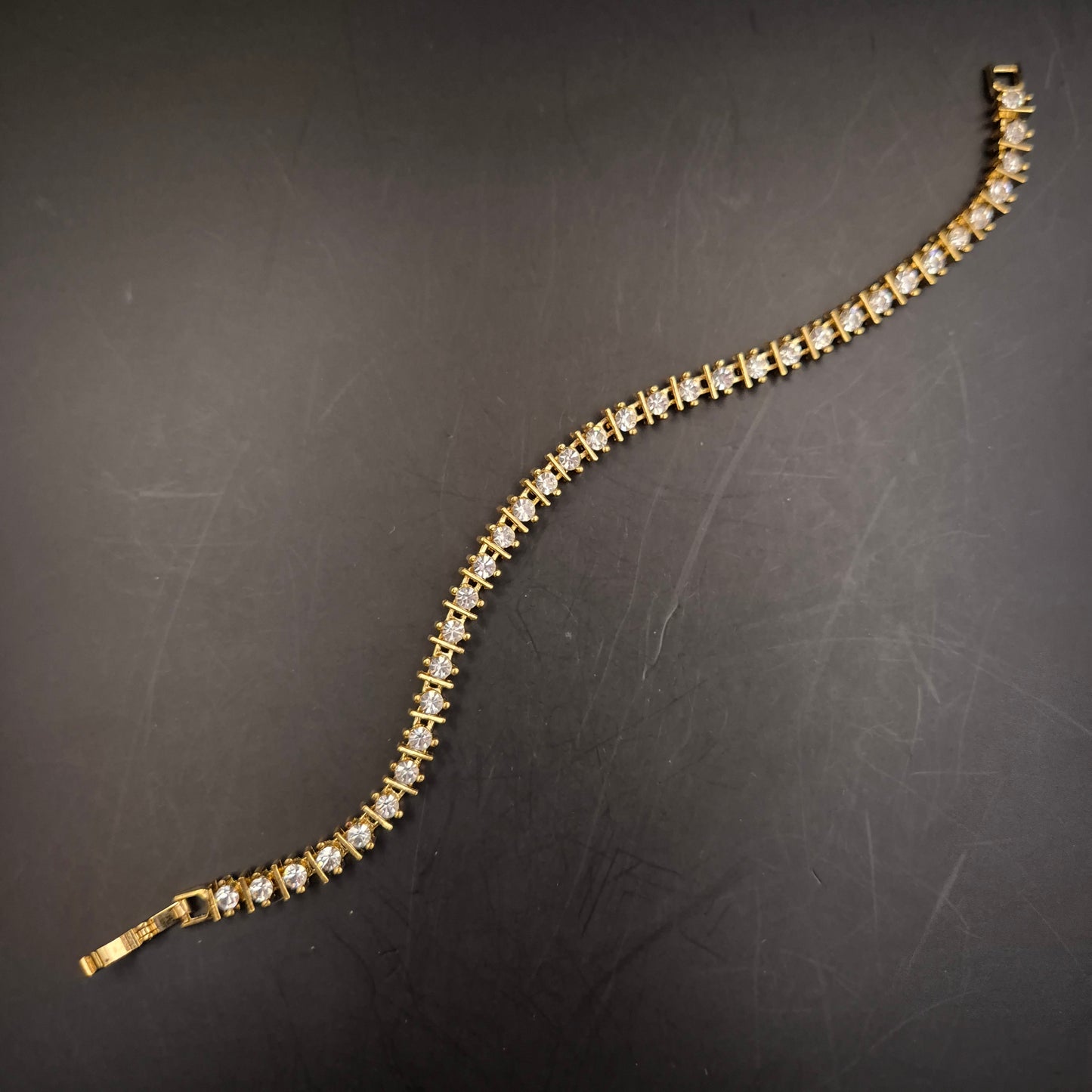 Elegantes Goldfarbenes Tennis Armband – Klassischer Stil mit Kristallen