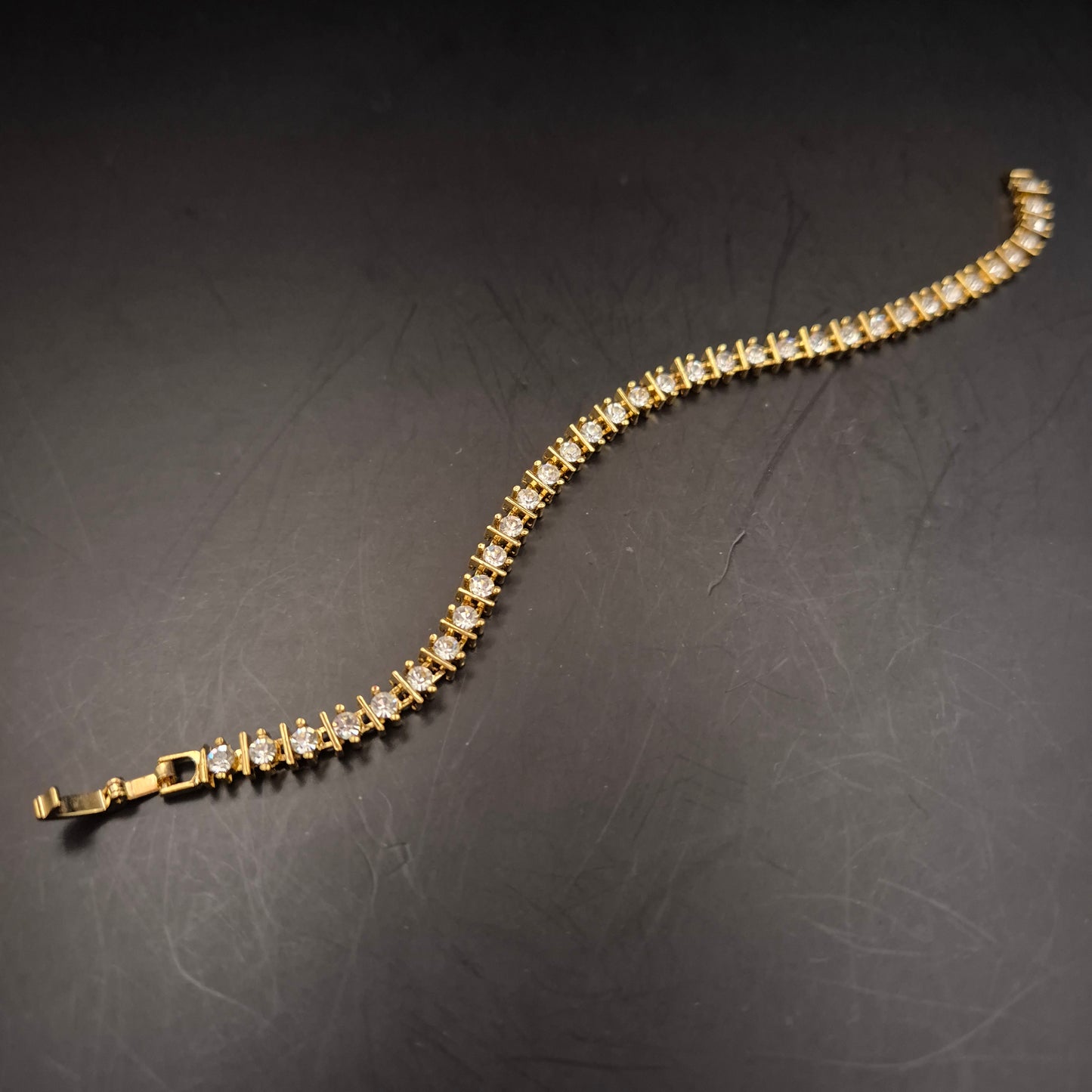 Elegantes Goldfarbenes Tennis Armband – Klassischer Stil mit Kristallen