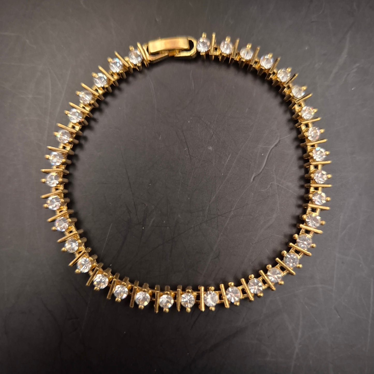 Elegantes Goldfarbenes Tennis Armband – Klassischer Stil mit Kristallen