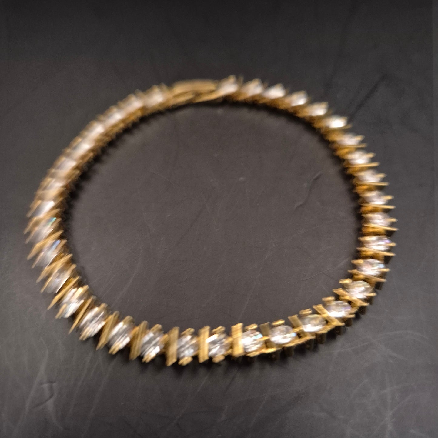 Elegantes Goldfarbenes Tennis Armband – Klassischer Stil mit Kristallen