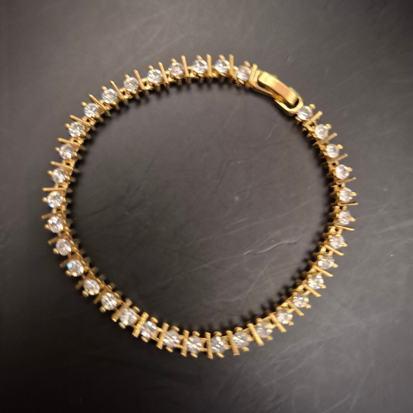 Elegantes Goldfarbenes Tennis Armband – Klassischer Stil mit Kristallen